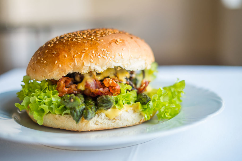 Hamburger mit Salat auf weissem Teller