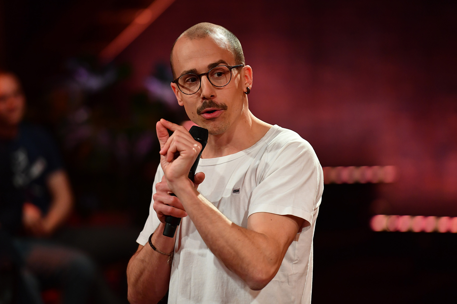Fabian Rütsche mit Handmikrofon